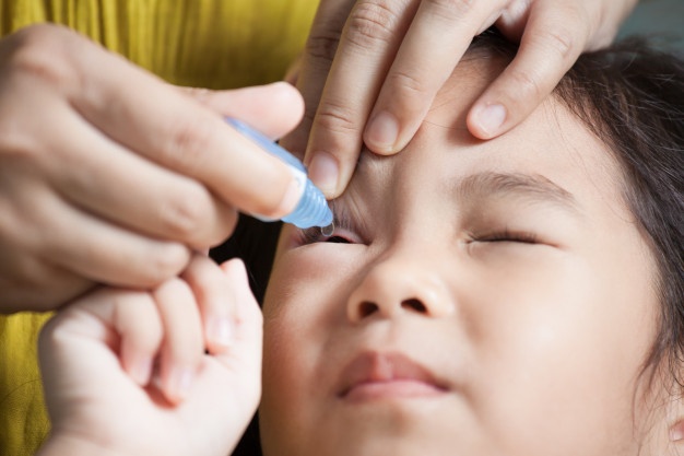 علاج احمرار العين عند الأطفال