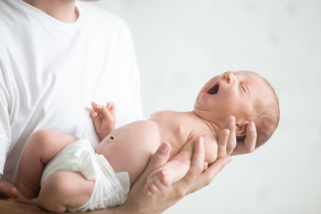 
كيفية التعامل مع الطفل الرضيع حديث الولادة